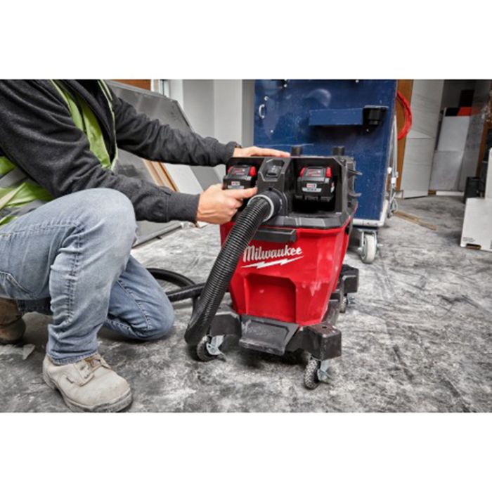 Milwaukee M18 FUEL Wet/Dry Shop Vacuum - Thumbnail 3